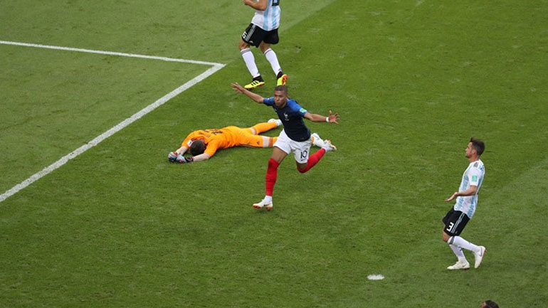 Ο αστέρας της Παρί νικάει τον Αρμάνι