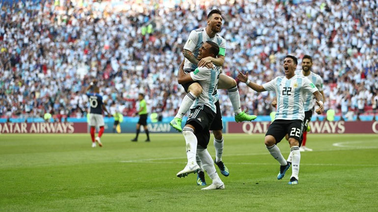 O Mέσι και οι συμπαίκτες του πανηγυρίζουν το δεύτερο γκολ της ομάδας τους