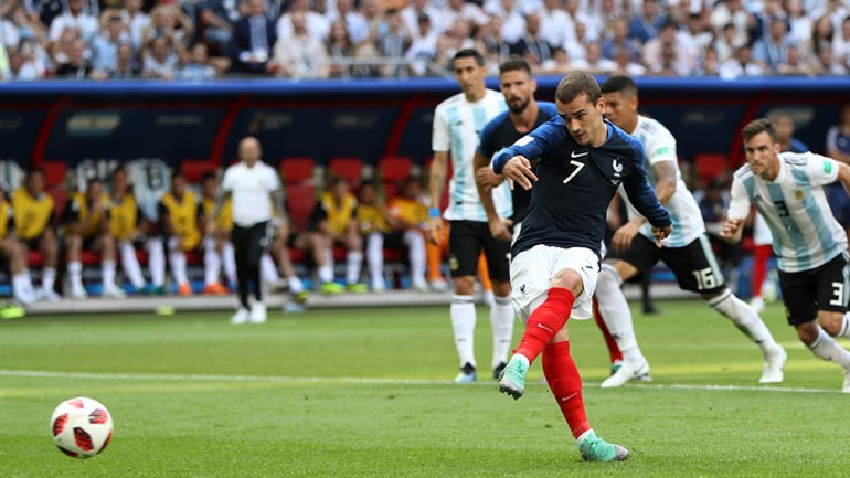 Ο Γκριεζμάν εκτελεί από την άσπρη βούλα και σκοράρει 