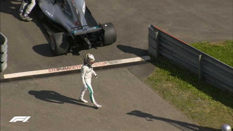 Ο Hamilton εγκατέλειψε λίγους γύρους πριν ολοκληρωθεί ο αγώνας