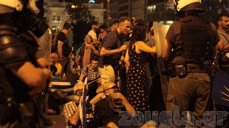 Η βίαιη εκκένωση της λεωφόρου Αμαλίας από τους αστυνομικούς Η βίαιη εκκένωση της λεωφόρου Αμαλίας από τους αστυνομικούς