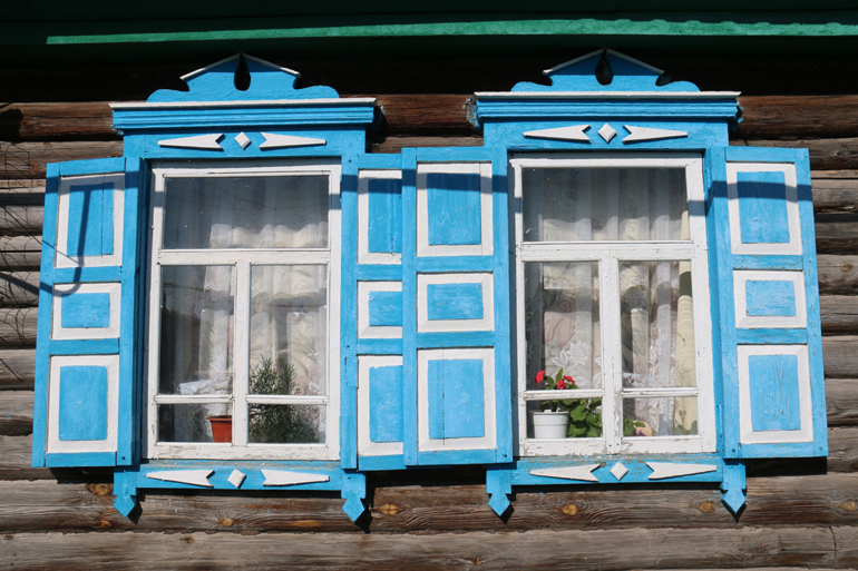 Θα μπορούσε να είναι τα παραθυρόφυλλα ενός σπιτιού σε παιδικό παραμύθι