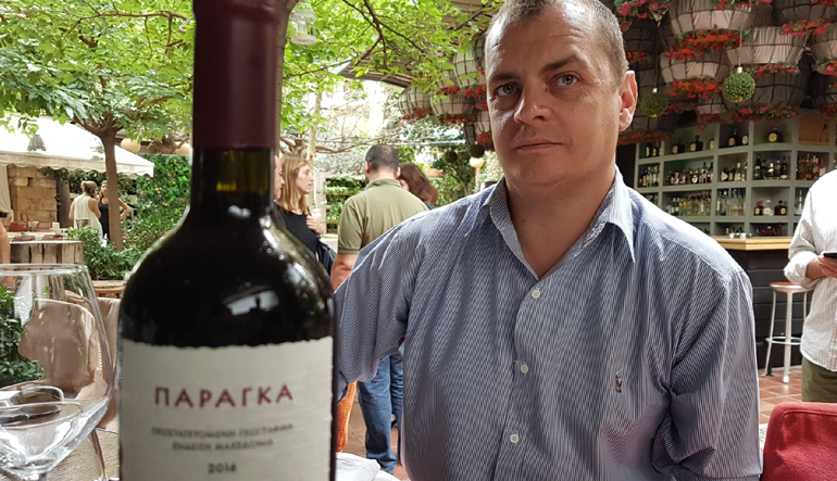 Όσοι ασχολούνται με τους άλλους και όχι με τη δουλειά τους ας πιούνε καμία... Παράγκα! Σίγουρα καλό θα τους κάνεις γιατί θα βλέπουν τα πράγματα με άλλο... μάτι! (στη φωτό μαζί με το κρασί Παράγκα ο αγαπημένος της πιάτσας Γιάννης Τσιρογιάννης)