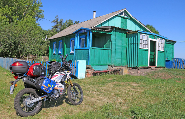 Εντύπωση κάνουν τα ζωηρά χρώματα που είναι βαμμένες τα περισσότερες αγροικίες