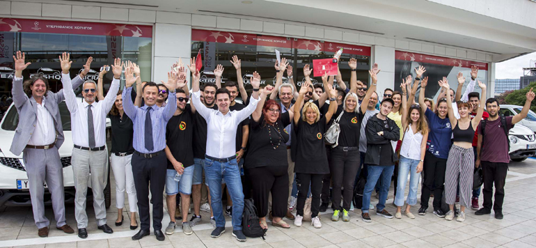 Στελέχη της Nissan Νικ. Ι. Θεοχαράκης με τους συμμετέχοντες στον διαγωνισμό Generation N 