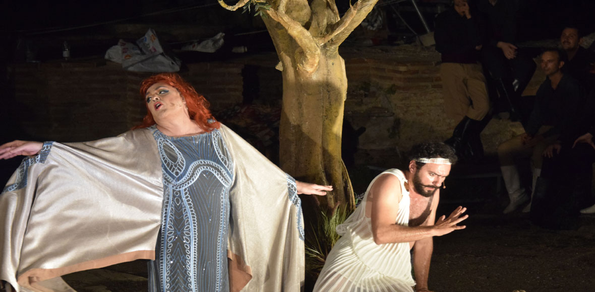 «Εκκλησιάζουσες»