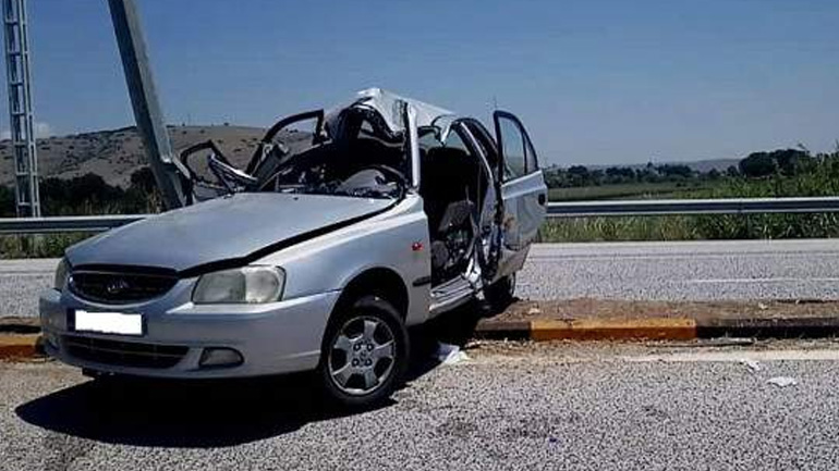 Σφοδρό τροχαίο στη Λάρισα: Ι.Χ. «καρφώθηκε» σε κολόνα της ΔΕΗ