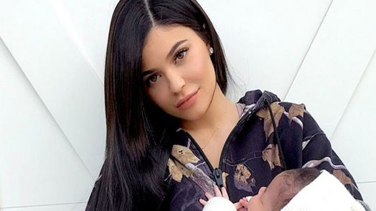 H Kylie Jenner μόλις φόρεσε την πιο it τσάντα της σεζόν!