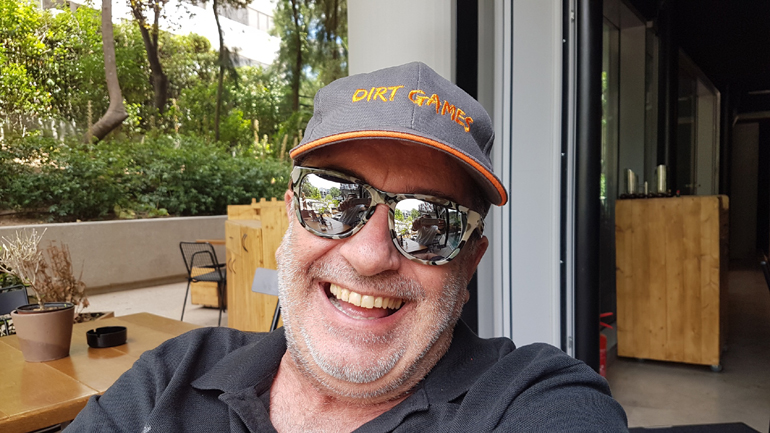 Τι... ετοιμάζει ο Στράτης και χαμογελά έτσι; 