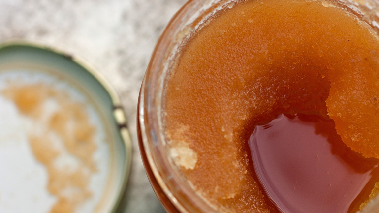 Μέλι που έχει «ζαχαρώσει»: Το κόλπο για να το ξανακάνετε λείο