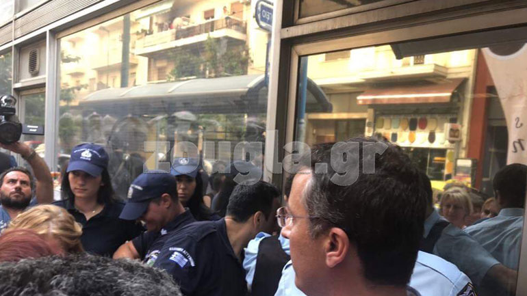 Ένταση στη συγκέντρωση της ΠΟΕΔΗΝ έξω από το Υπουργείο Υγείας