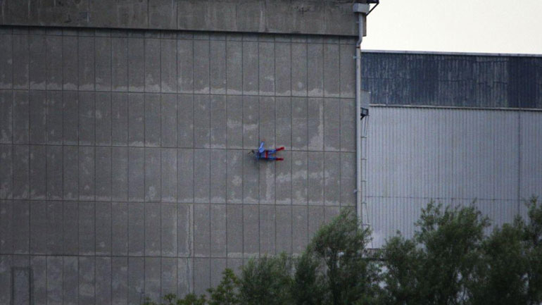 H Greenpeace «πέταξε» ομοίωμα του Σούπερμαν σε πυρηνικό σταθμό στη Γαλλία
