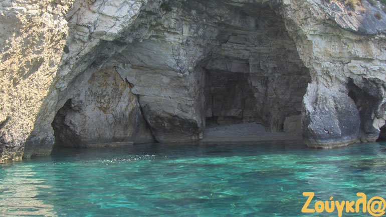 Παξοί: Γνωρίστε την καταγάλανη «φωλιά» του Ιονίου