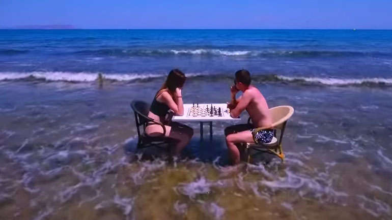 Τουρνουά σκάκι μέσα στη θάλασσα!