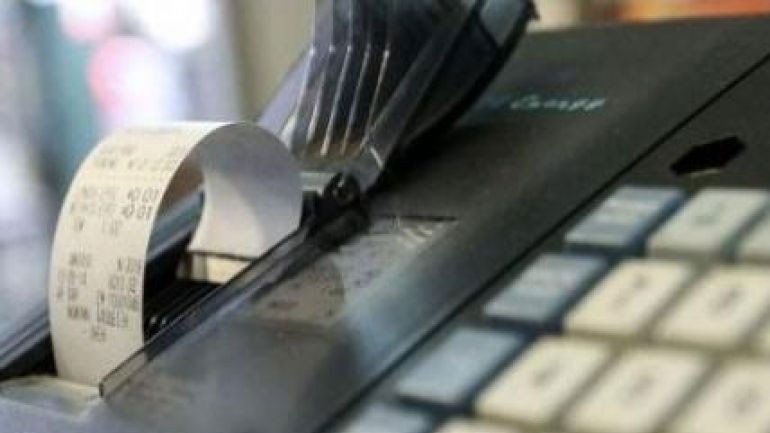 Σωρεία φορολογικών παραβάσεων σε καφέ, μπαρ και ουζερί σε Θεσσαλονίκη και Σαντορίνη