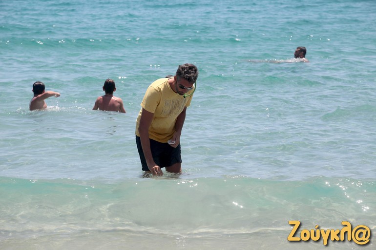 Ο Αλέξης Γεωργαλάς πραγματοποιεί στοχευμένες δειγματοληψίες σε παραλίες της Αττικής