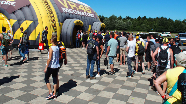 Η φουσκωτή μπουτίκ του Rossi συγκέντρωσε ΠΟΛΥ κόσμο