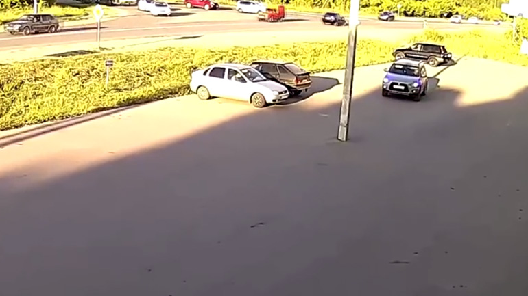 Oδηγός τυφλώνεται από τον ήλιο