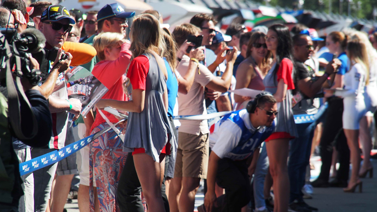 Έξω από τα γκαράζ των ομάδων επικρατούσε πανικός