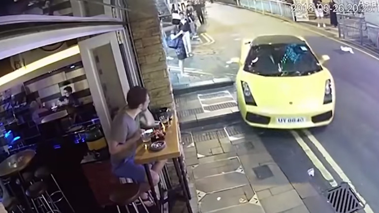 Δεν έβαλε χειρόφρενο και η Lamborghini έφυγε για το μπαρ! Δεν έβαλε χειρόφρενο και η Lamborghini έφυγε για το μπαρ!