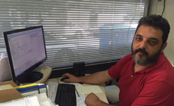 Ο υπεύθυνος του εργαστηρίου Γιάννης Λαμπρόπουλος εξηγεί στο zougla.gr τη διαδικασία της ανάλυσης