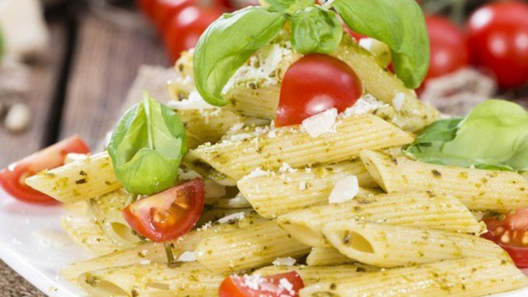 Μακαρονοσαλάτα με ντοματίνια και βασιλικό