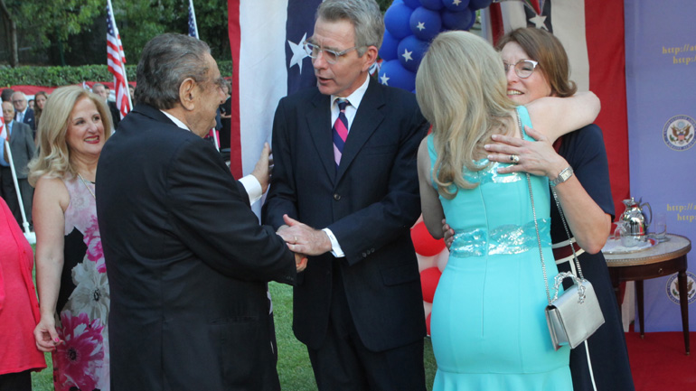 Tζ. Πάιατ: Οι ΗΠΑ θα βοηθήσουν την ανάκαμψη της Ελλάδας