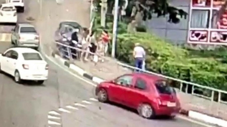 Ρωσία: Αυτοκίνητο παρέσυρε πεζούς – ένας νεκρός και τρεις τραυματίες