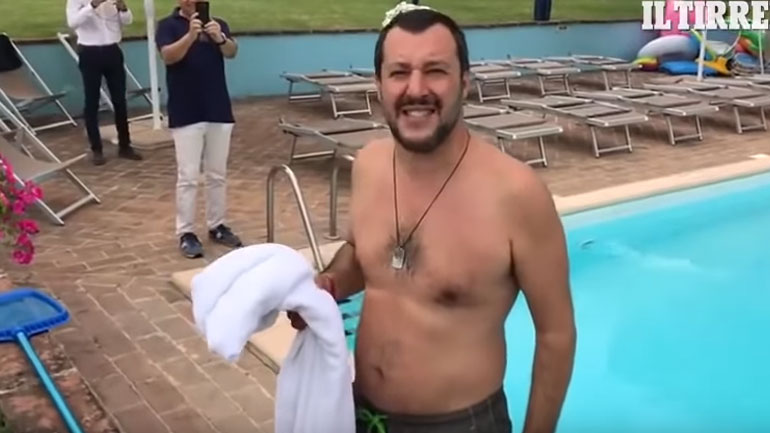 Ιταλία: Ο Σαλβίνι έκανε βουτιά σε πισίνα που κατασχέθηκε από τη μαφία
