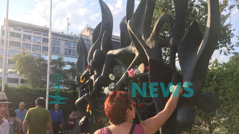 Πολίτες της Θεσσαλονίκης αφήνουν λουλούδια στο μνημείο Ολοκαύτωματος