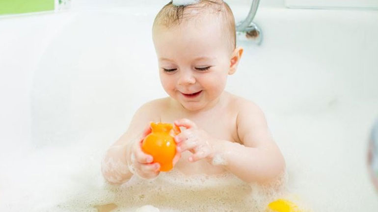 Μάθε μέχρι πότε μπορείς να κάνεις μπάνιο με το παιδί σου