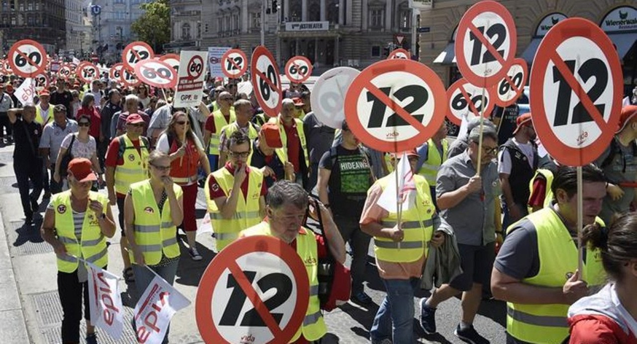 Φωτογραφία από συγκέντρωση στην Αυστρία κατά της 12ωρης ημερήσιας εργασίας