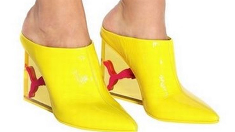 Τα κίτρινα sportive mules από τη νέα συλλογή της Rihanna που θα λατρέψεις!