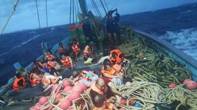 Ταϊλάνδη: Δεκάδες αγνοούμενοι από τη βύθιση τουριστικού σκάφους στο Πουκέτ