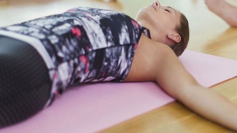 Η άσκηση που θα σε ανακουφίσει από ένα hangover!