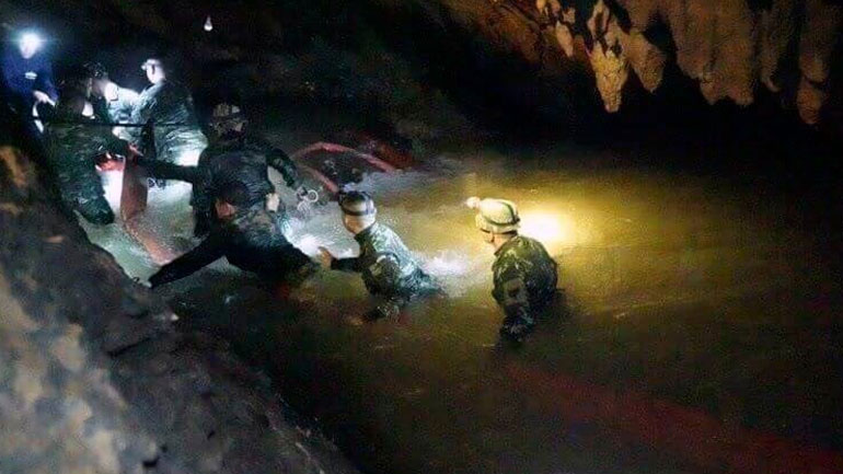 Ταϊλάνδη: Δύτης έχασε τη ζωή του αφού εφοδίασε με φιάλες οξυγόνου τα παιδιά που έχουν παγιδευτεί σε πλημμυρισμένο σπήλαιο Ταϊλάνδη: Δύτης έχασε τη ζωή του αφού εφοδίασε με φιάλες οξυγόνου τα παιδιά που έχουν παγιδευτεί σε πλημμυρισμένο σπήλαιο