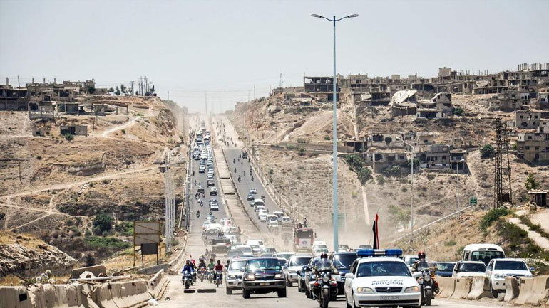 Συρία: Αυτοκινητοπομπή με τη ρωσική σημαία πλησιάζει στο μεθοριακό πέρασμα Νασίμπ