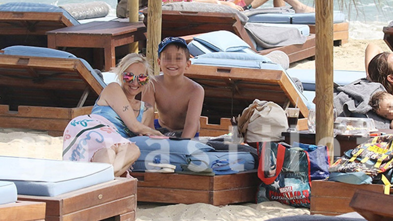 Μαριλένα Παναγιωτοπούλου & Κωνσταντίνος Κοροξενίδης: Βουτιές στη Μύκονο με τα παιδιά τους