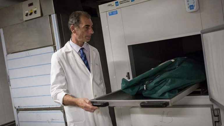 Ύπατη Αρμοστεία: Έλληνας ιατροδικαστής βρίσκει τον συνδετικό κρίκο μεταξύ αγνοουμένων και των οικογενειών τους