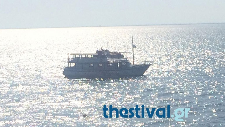 Ολοκληρώθηκε η επιχείρηση αποκόλλησης του πλοίου «Κωνσταντής» από τα αβαθή νερά του Θερμαϊκού