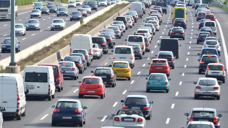 H εγκύκλιος για τα τέλη κυκλοφορίας με… τον μήνα