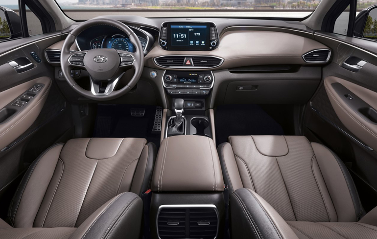 To σαλόνι του Santa Fe. Δέρμα παντού και στο κέντρο της κονσόλας η οθόνη 8 ιντσών