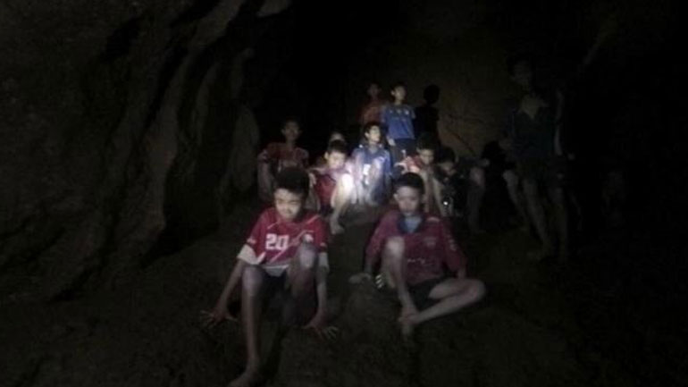 Ταϊλάνδη: «Συγγνώμη» από τους γονείς των παιδιών ζητεί με σημείωμά του μέσα από το σπήλαιο ο προπονητής τους