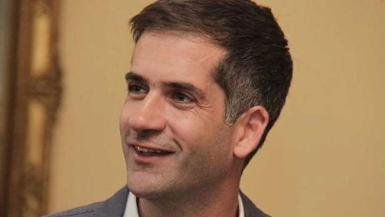 Ο Κώστας Μπακογιάννης σε ρόλο σερβιτόρου!