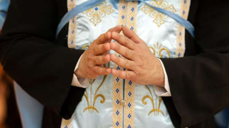 Σοκ στον Βόλο: Ιερέας απαγχονίστηκε τη μέρα που θα αρραβώνιαζε τον γιο του