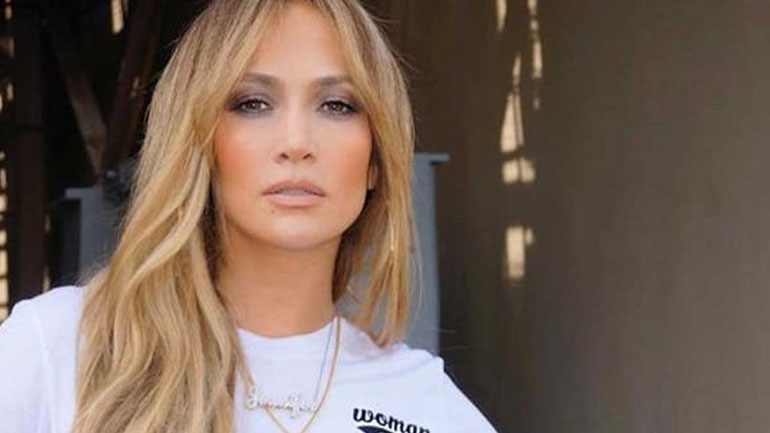 Η Jennifer Lopez ποζάρει με καυτό μαγιό στα 48 της και προκαλεί πανικό!