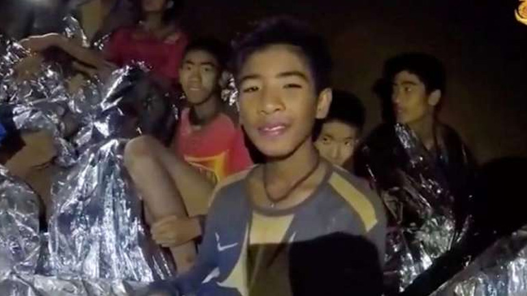 «Σας αγαπώ, μην ανησυχείτε, να μου κάνετε πάρτι»: Συγκλονίζουν τα γράμματα των παιδιών που εγκλωβίστηκαν στην Ταϊλάνδη