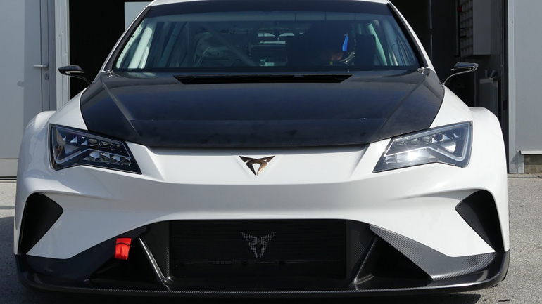 Βασισμένο στο Leon με επιθετική εμφάνιση και ηλεκτρική 'καρδιά' το CUPRA e-Racer είναι έτοιμο να πρωταγωνιστήσει στις πίστες...