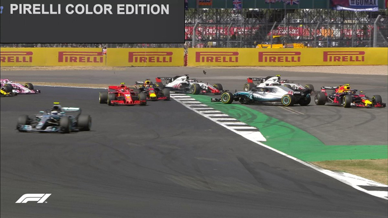 H στιγμή που η Ferrari του Raikkonen ακουμπά με την Mercedes του Hamilton και ο Βρετανός πέφτει στην τελευταία θέση...