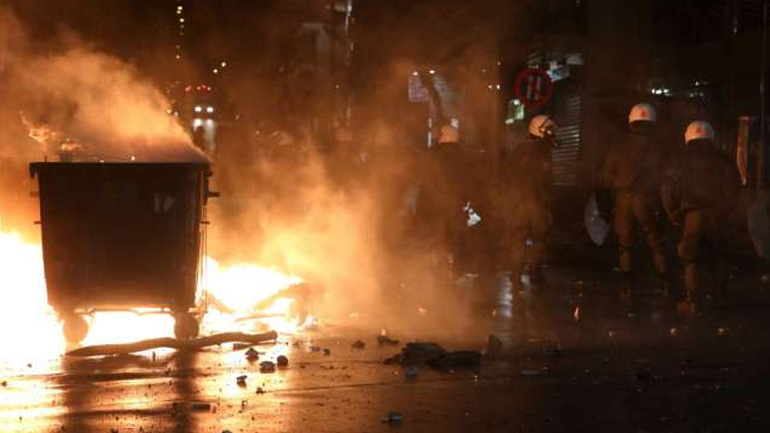 Επεισόδια κοντά στο σπίτι του Φλαμπουράρη – Έκαψαν ελληνική σημαία στο Πολυτεχνείο